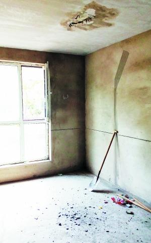 棚頂露出個(gè)洞,水泥掉滿(mǎn)地