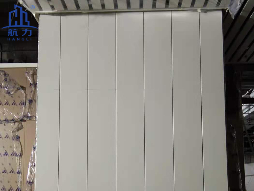 航力銑槽板的應用-雄安新區高鐵站，纖維水泥板施工案例，硅酸鈣板天花板解決方案，穿孔吸音板安裝貼圖