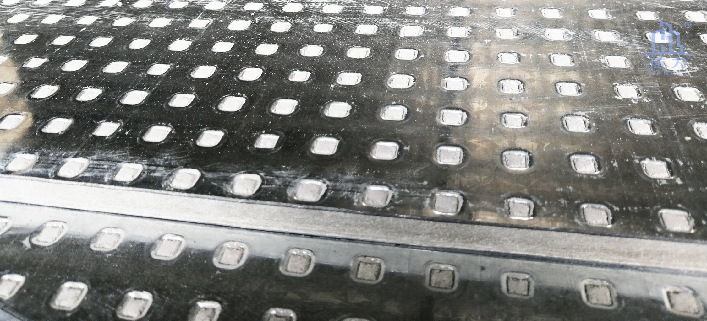 纖維水泥抗爆板又稱防爆板是為存在潛在爆炸危險區域、防震等特殊工作系統要求提供解決方案而研發生產的一種特殊板材，它是由增強纖維水泥板表面加壓鍍鋅鋼材料所構成，具有良好的抗爆及阻燃效果。由于板材內部特殊的構造可以有效減輕爆炸的沖擊，耐久性高，九德增強纖維水泥抗爆板依據專門爆破檢測機構的嚴格檢測，單板抗爆能力高達1.6MPa，抗爆墻抗爆能力高達2.0MPa，遠高于國家相關標準規定的墻體抗爆1.4Mpa。