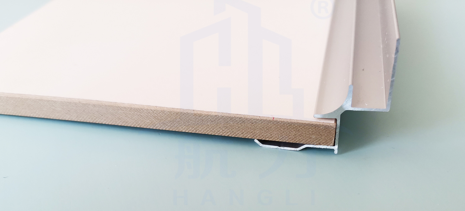 裝飾纖維水泥板。是以硅質、鈣質材料為主原料，加入多種方法養護而成的一種新型建筑材料。導電系數低，是理想的絕緣材料、防火防水、隔熱隔音、質輕高強、施工簡易、經濟美觀、安全無害、、耐酸堿、壽命長